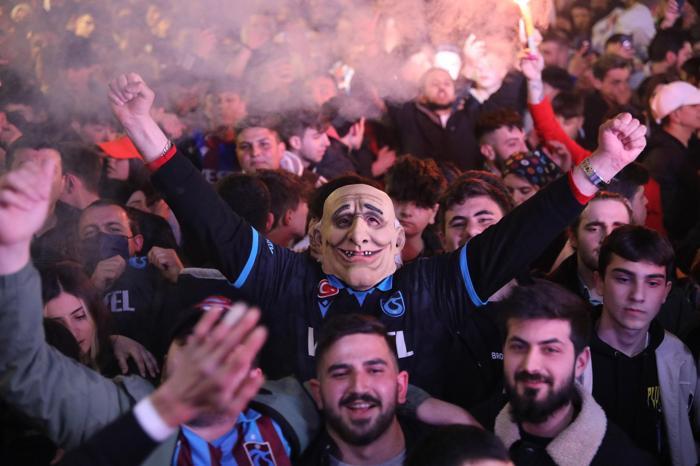 Adana Demirspor - Trabzonspor maçı sonrası Trabzonda taraftarlar sokağa döküldü