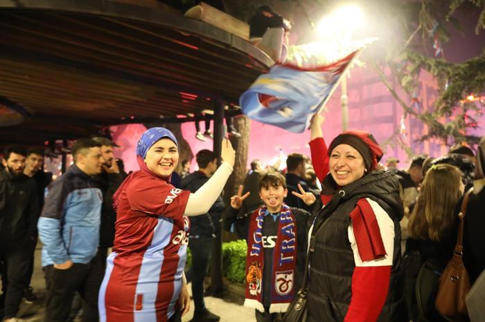 Adana Demirspor - Trabzonspor maçı sonrası Trabzonda taraftarlar sokağa döküldü