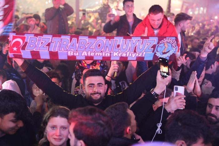 Adana Demirspor - Trabzonspor maçı sonrası Trabzonda taraftarlar sokağa döküldü