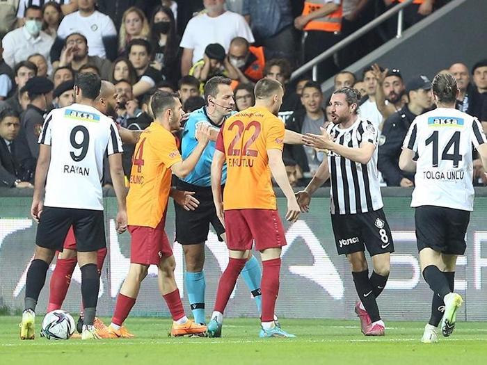 Altay - Galatasaray maçını Fanatik yazarları değerlendirdi