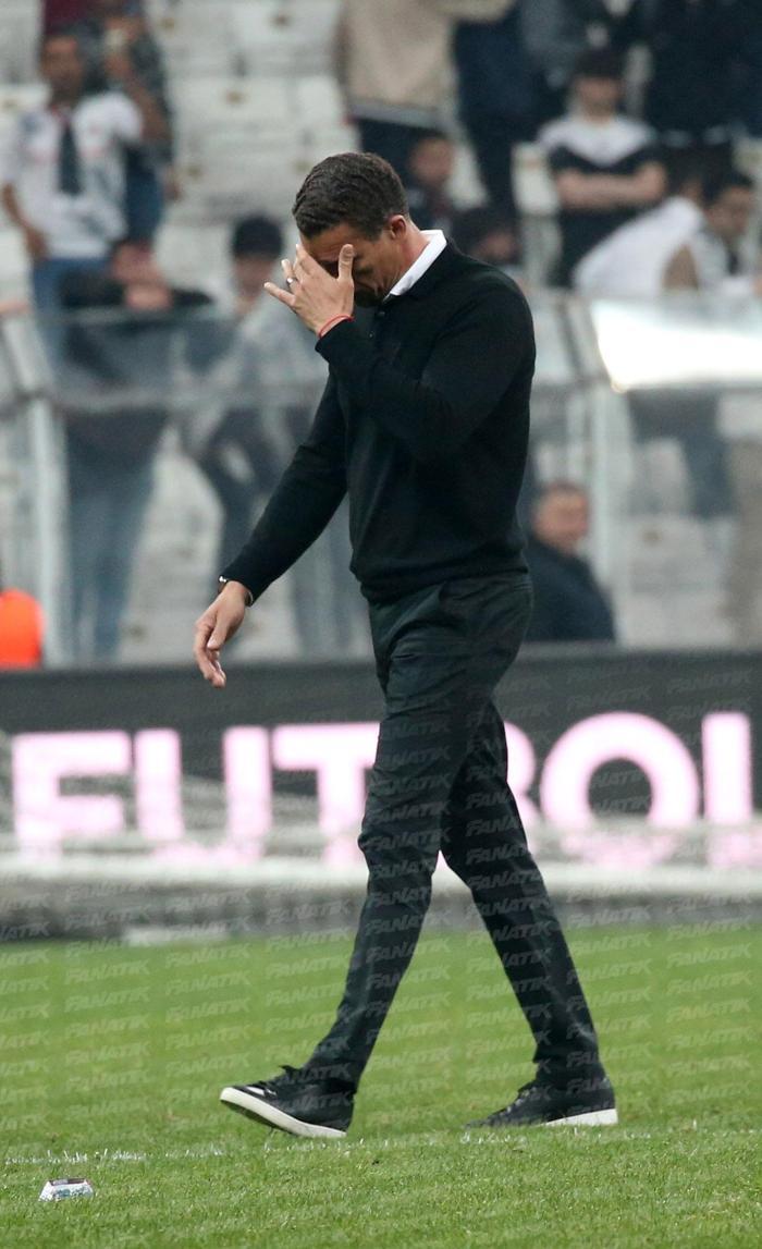 Beşiktaş taraftarı, 3-0 kaybeden takımı bağrına bastı