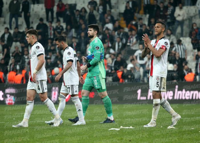 Beşiktaş taraftarı, 3-0 kaybeden takımı bağrına bastı