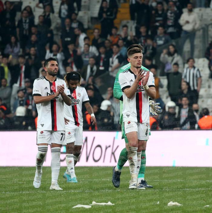 Beşiktaş taraftarı, 3-0 kaybeden takımı bağrına bastı
