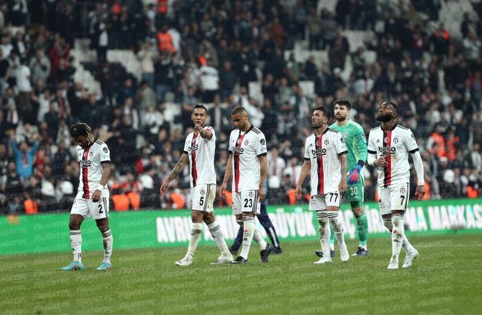 Beşiktaş taraftarı, 3-0 kaybeden takımı bağrına bastı