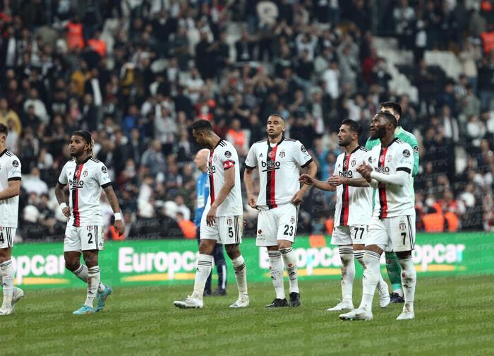Beşiktaş taraftarı, 3-0 kaybeden takımı bağrına bastı