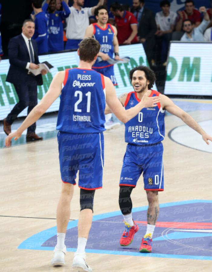 Anadolu Efes-Olimpia Milano maçına ünlü akını