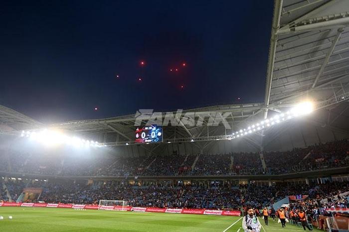 Trabzonspor-Antalyaspor maçında şampiyonluk rüzgarı Taraftarlardan büyük destek