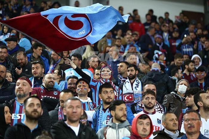 Trabzonspor-Antalyaspor maçında şampiyonluk rüzgarı Taraftarlardan büyük destek
