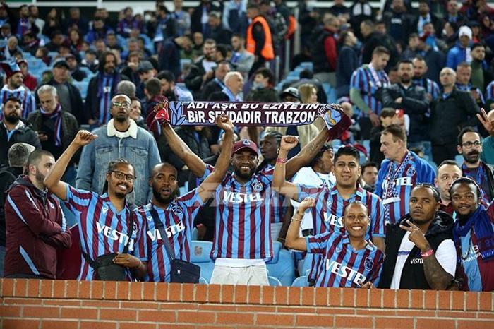 Trabzonspor-Antalyaspor maçında şampiyonluk rüzgarı Taraftarlardan büyük destek