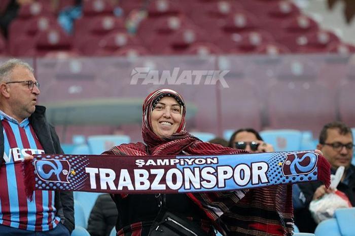 Trabzonspor-Antalyaspor maçında şampiyonluk rüzgarı Taraftarlardan büyük destek