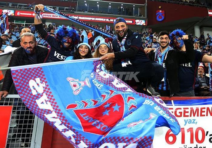Trabzonspor-Antalyaspor maçında şampiyonluk rüzgarı Taraftarlardan büyük destek