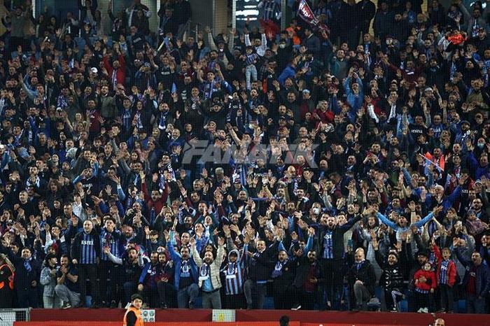 Trabzonspor-Antalyaspor maçında şampiyonluk rüzgarı Taraftarlardan büyük destek