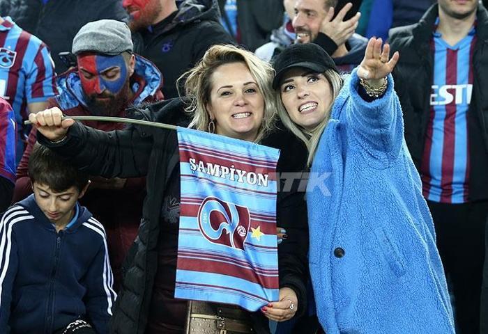 Trabzonspor-Antalyaspor maçında şampiyonluk rüzgarı Taraftarlardan büyük destek