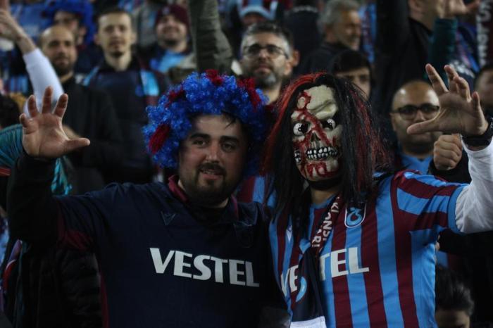 Trabzonspor-Antalyaspor maçında şampiyonluk rüzgarı Taraftarlardan büyük destek