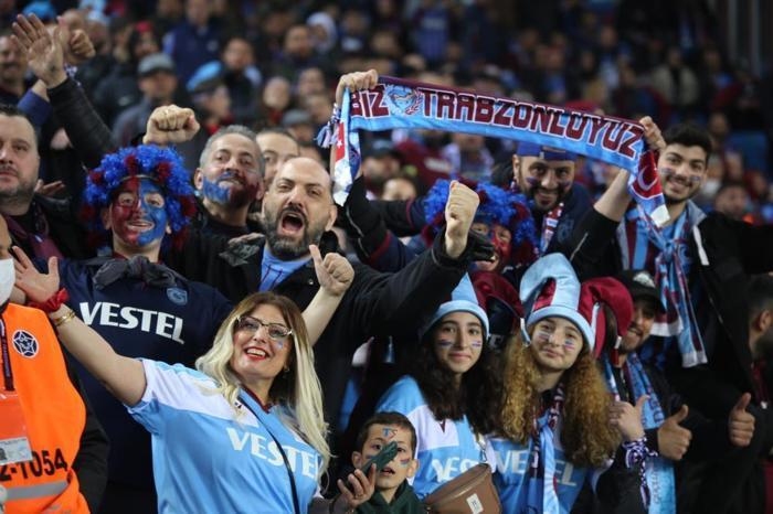 Trabzonspor-Antalyaspor maçında şampiyonluk rüzgarı Taraftarlardan büyük destek