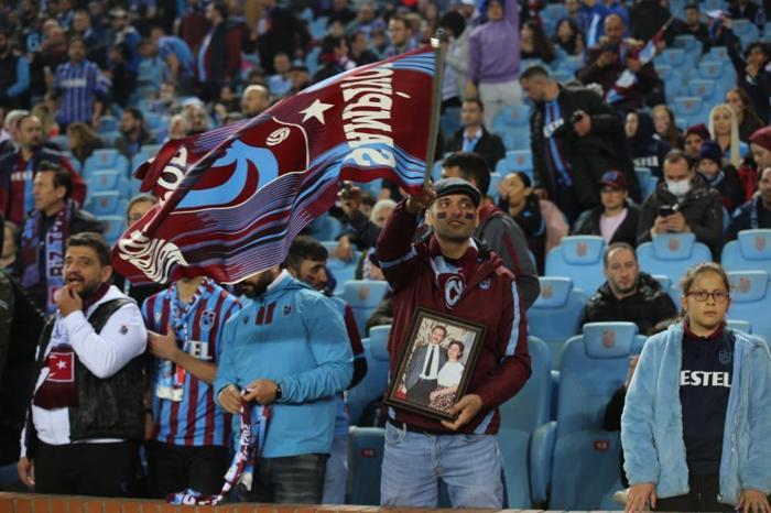 Trabzonspor-Antalyaspor maçında şampiyonluk rüzgarı Taraftarlardan büyük destek