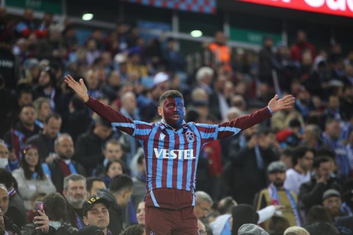 Trabzonspor-Antalyaspor maçında şampiyonluk rüzgarı Taraftarlardan büyük destek