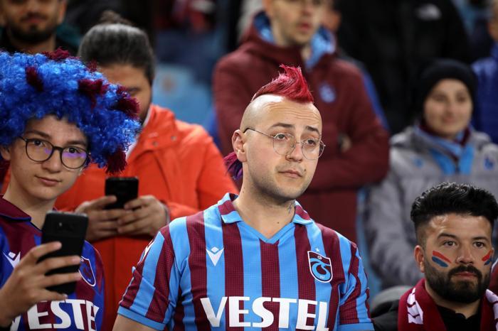 Trabzonspor-Antalyaspor maçında şampiyonluk rüzgarı Taraftarlardan büyük destek