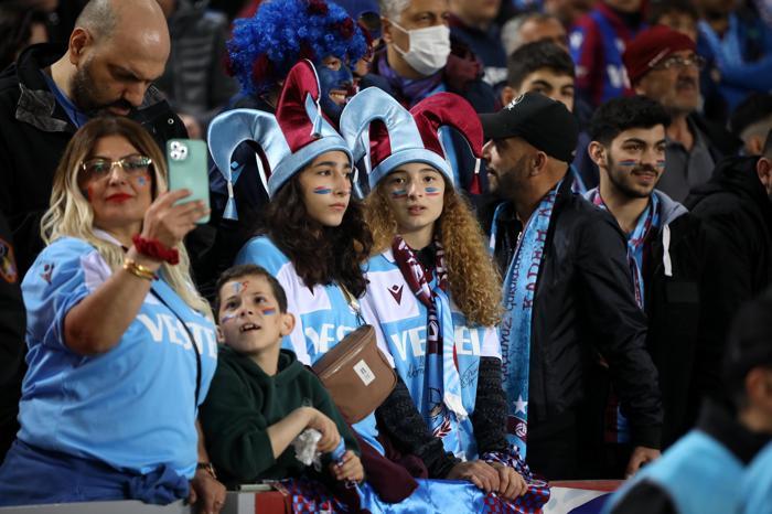 Trabzonspor-Antalyaspor maçında şampiyonluk rüzgarı Taraftarlardan büyük destek