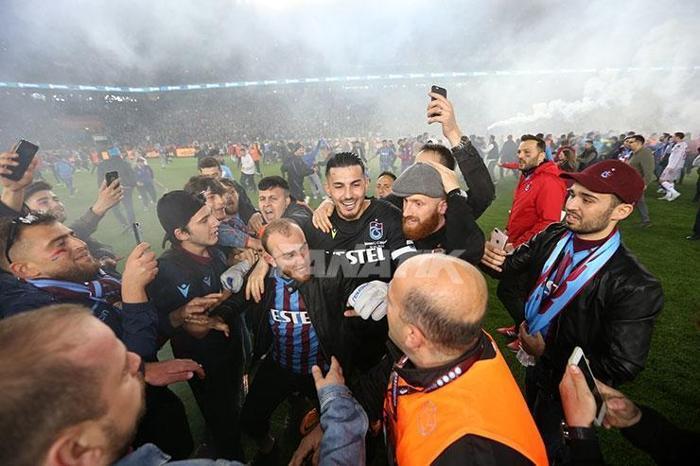 Maçın bitiş düdüğüyle Trabzonsporda büyük sevinç