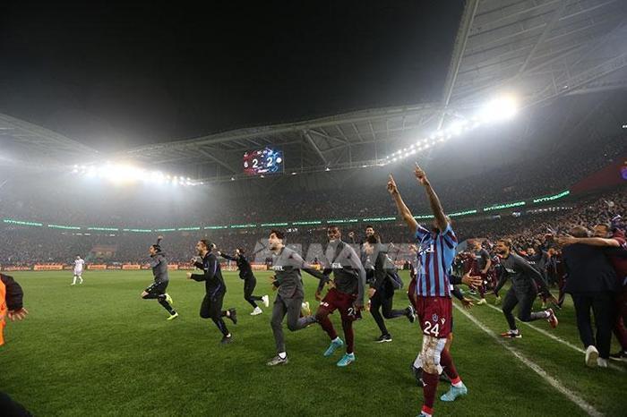Maçın bitiş düdüğüyle Trabzonsporda büyük sevinç