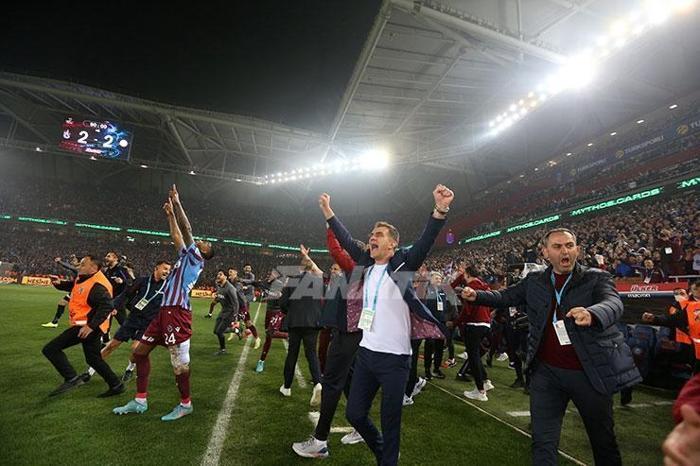 Maçın bitiş düdüğüyle Trabzonsporda büyük sevinç
