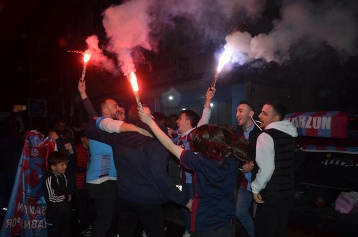 Trabzonsporun şampiyonluğu Türkiyenin dört bir yanında coşkuyla kutlandı