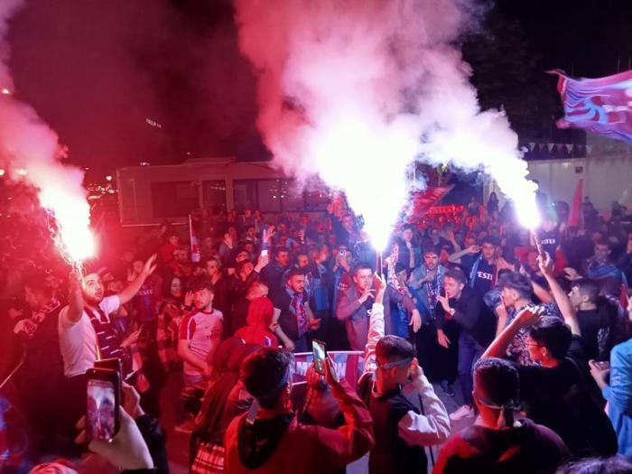 Trabzonsporun şampiyonluğu Türkiyenin dört bir yanında coşkuyla kutlandı