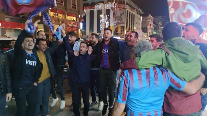 Trabzonsporun şampiyonluğu Türkiyenin dört bir yanında coşkuyla kutlandı