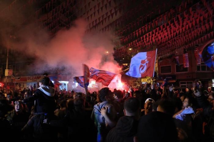 Trabzonsporun şampiyonluğu Türkiyenin dört bir yanında coşkuyla kutlandı