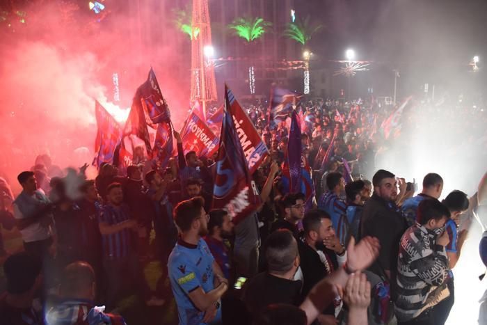Trabzonsporun şampiyonluğu Türkiyenin dört bir yanında coşkuyla kutlandı