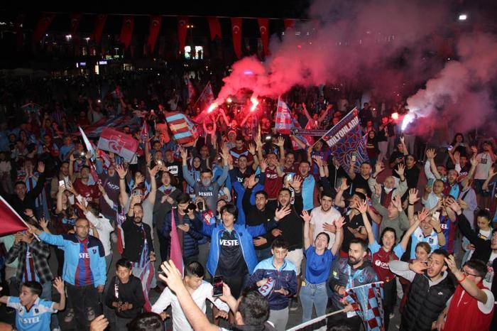 Trabzonsporun şampiyonluğu Türkiyenin dört bir yanında coşkuyla kutlandı