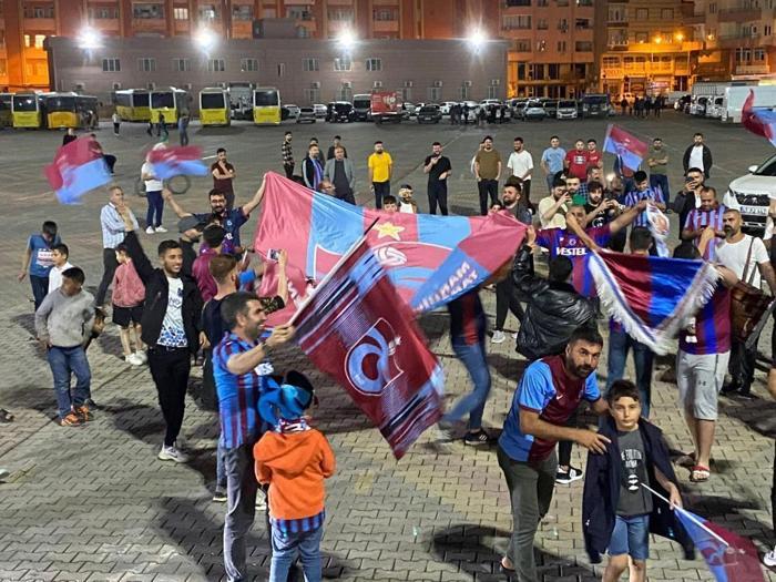 Trabzonsporun şampiyonluğu Türkiyenin dört bir yanında coşkuyla kutlandı
