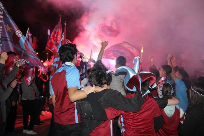 Trabzonsporun şampiyonluğu Türkiyenin dört bir yanında coşkuyla kutlandı