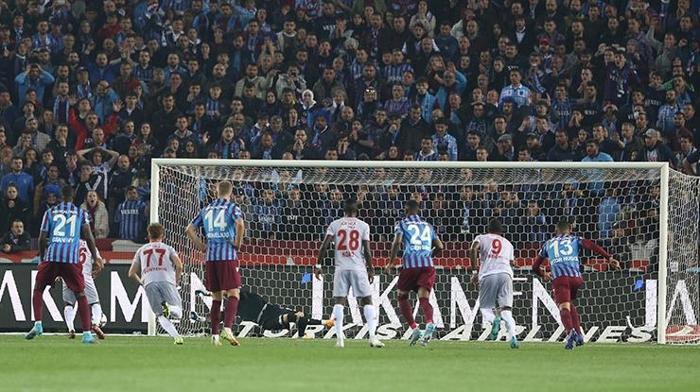 Trabzonspor-Antalyaspor maçını FANATİK yazarları değerlendirdi: Hak edilmiş şampiyonluk