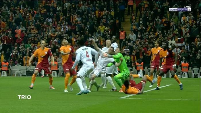 Galatasaray-Sivasspor maçının hakemi Kadir Sağlamı Deniz Çoban yorumladı: Penaltıyı verse doğru olurdu