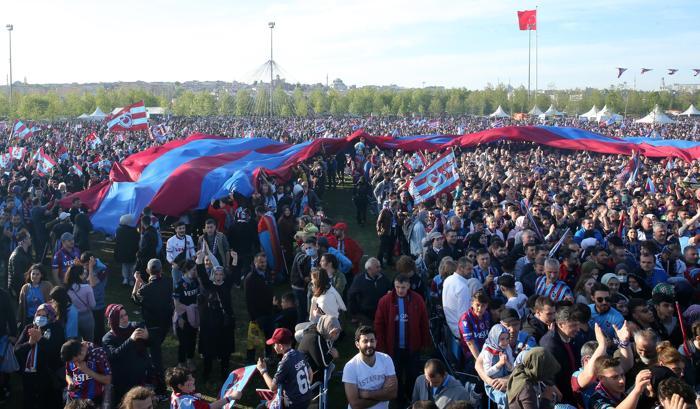 Trabzonsporun tarihi şampiyonluğu, İstanbulda kutlanıyor