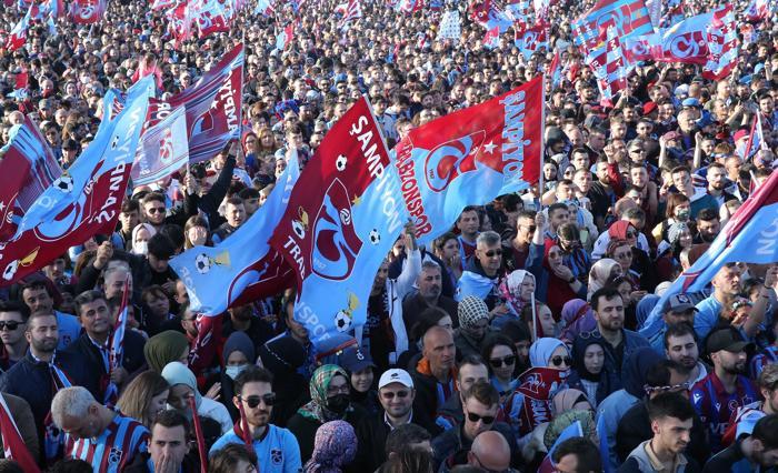 Trabzonsporun tarihi şampiyonluğu, İstanbulda kutlanıyor