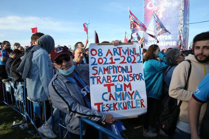 Trabzonsporun tarihi şampiyonluğu, İstanbulda kutlanıyor