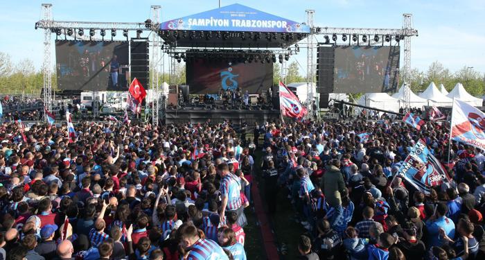 Trabzonsporun tarihi şampiyonluğu, İstanbulda kutlanıyor