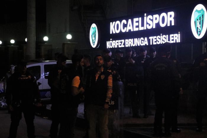 Kocaelispor taraftarından takım otobüsüne taşlı saldırı Büyük tepki...