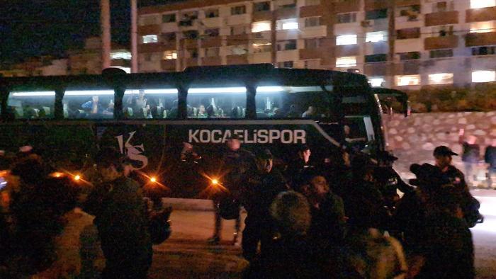 Kocaelispor taraftarından takım otobüsüne taşlı saldırı Büyük tepki...