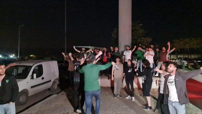 Kocaelispor taraftarından takım otobüsüne taşlı saldırı Büyük tepki...