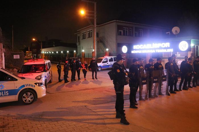 Kocaelispor taraftarından takım otobüsüne taşlı saldırı Büyük tepki...