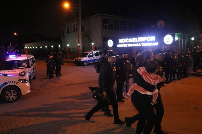 Kocaelispor taraftarından takım otobüsüne taşlı saldırı Büyük tepki...