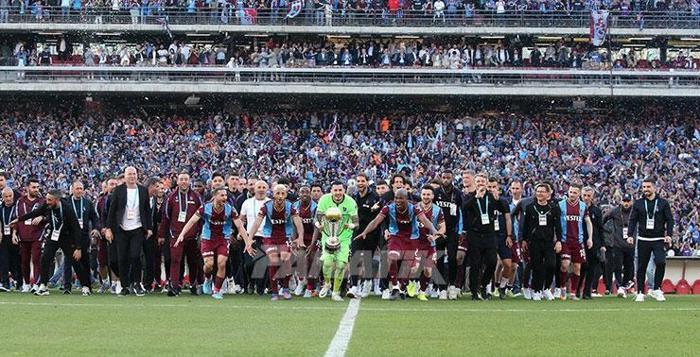 Şampiyon Trabzonspor kupasını İstanbulda da kaldırdı
