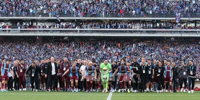 Şampiyon Trabzonspor kupasını İstanbulda da kaldırdı