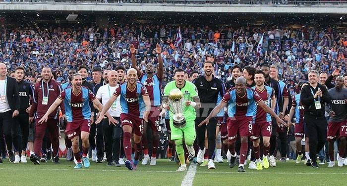 Şampiyon Trabzonspor kupasını İstanbulda da kaldırdı