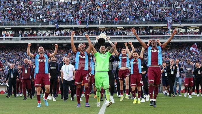 Şampiyon Trabzonspor kupasını İstanbulda da kaldırdı