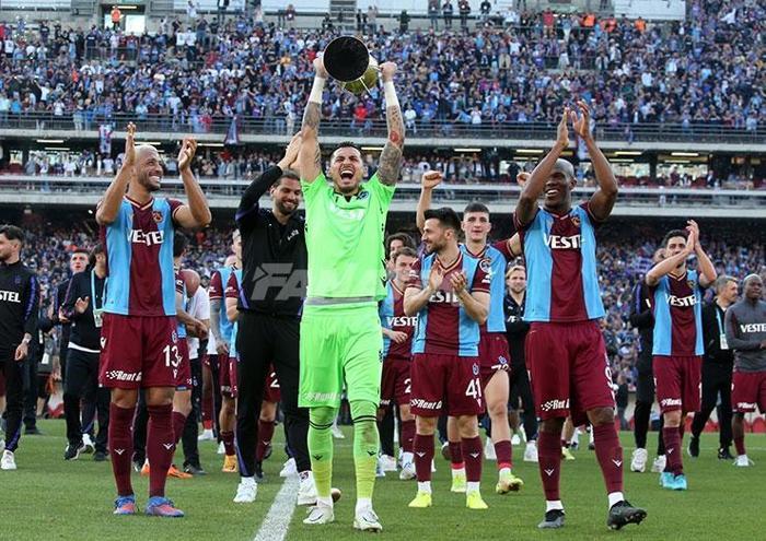 Şampiyon Trabzonspor kupasını İstanbulda da kaldırdı